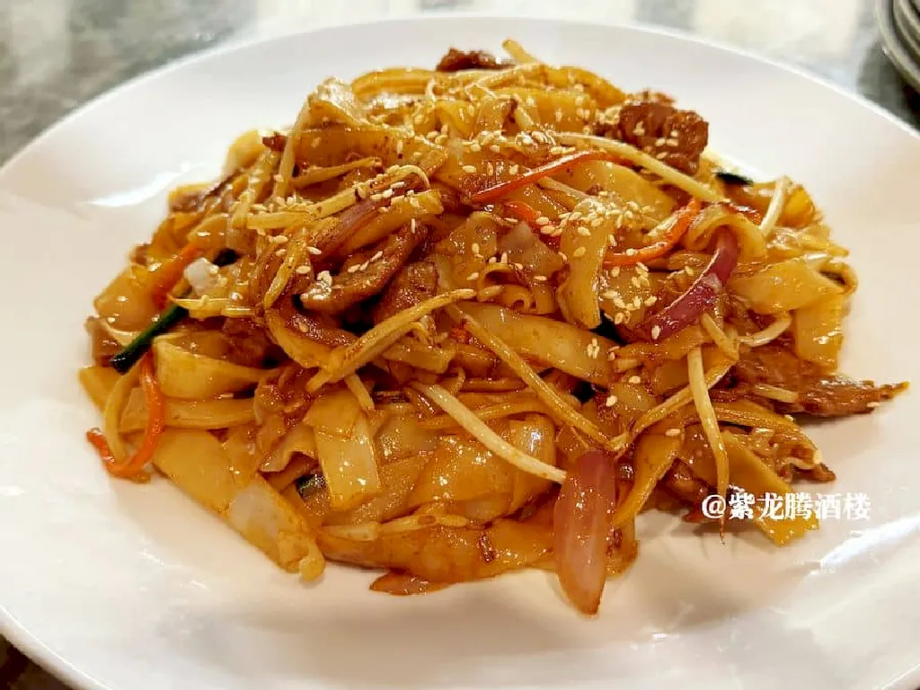 26. Beef Chow Fun with Bean Sprout & Onion 干炒牛河