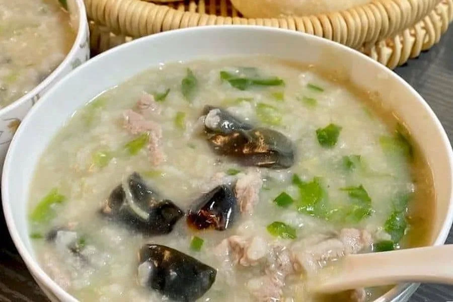 Sliced Pork and Preserved Egg Congee / 皮蛋瘦肉粥 at Dragon Emperor – Saskatoon Chinese Restaurant